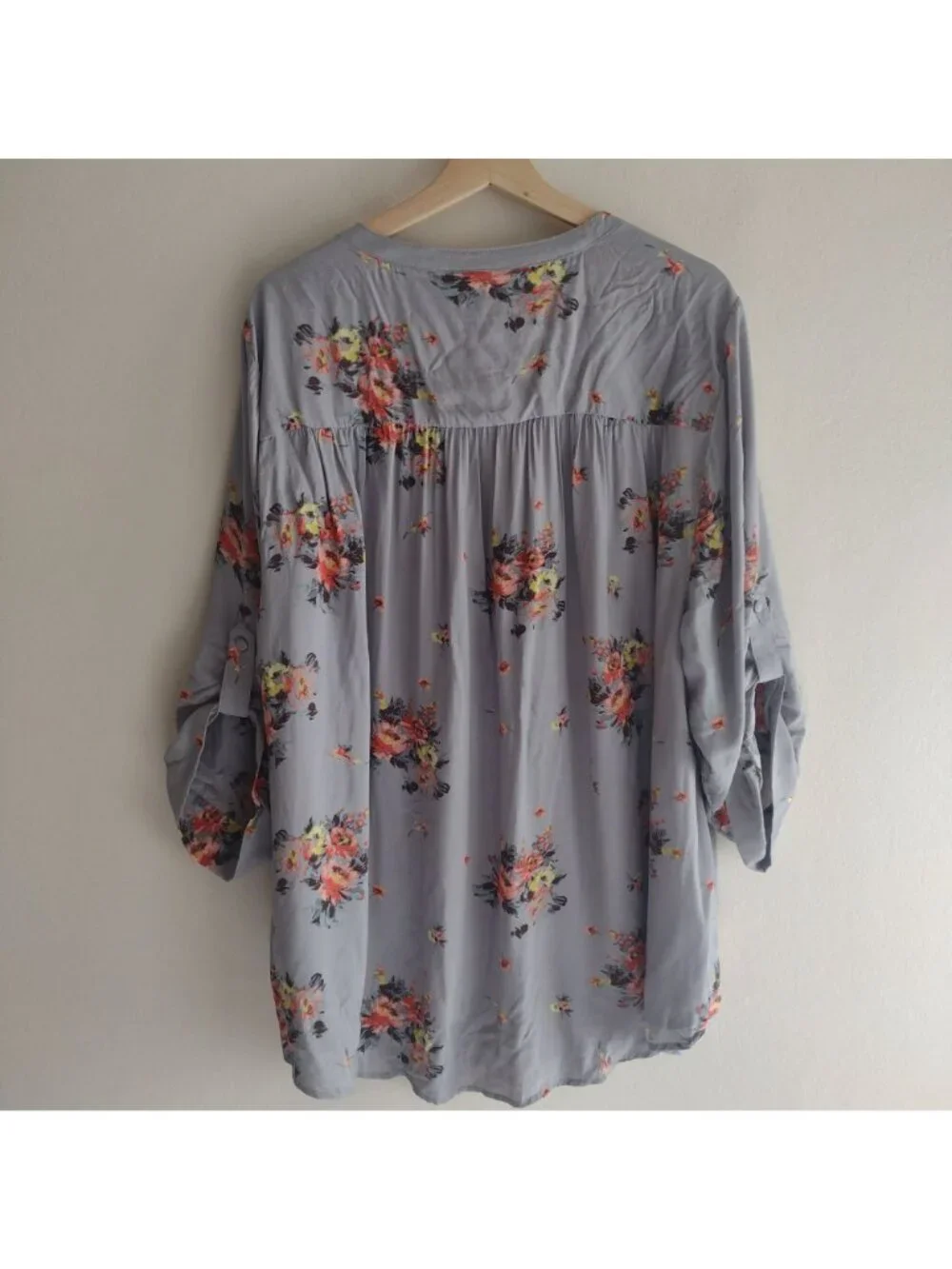 Torrid Gray Floral Blouse Sz 4 NEW Flowy Challis Relaxed Fit 4X - Picture 8 of 9